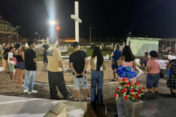 Tradição e Fé Iluminam a Noite de Sufrágio no Cemitério Municipal