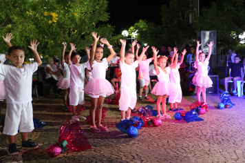 Festa de Páscoa da Cultura encanta a Praça da Matriz com alegria e tradições.