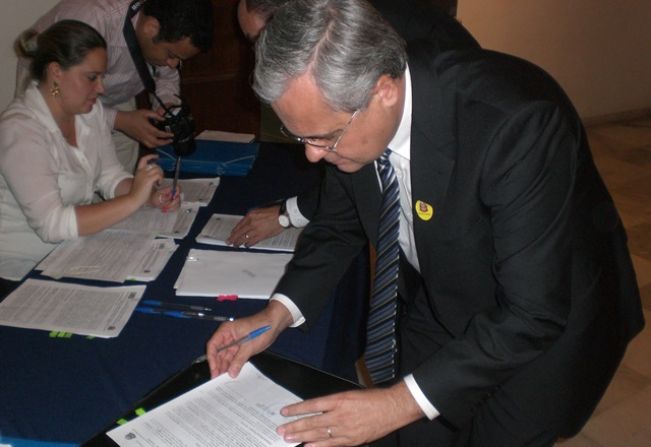 Prefeito assina três convênios em São Paulo