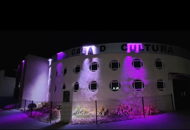 Casa da Cultura de Ubarana adota iluminação temática para conscientização em 2025.