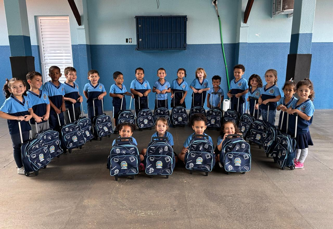 Entrega de materiais escolares fortalece a educação na rede municipal.