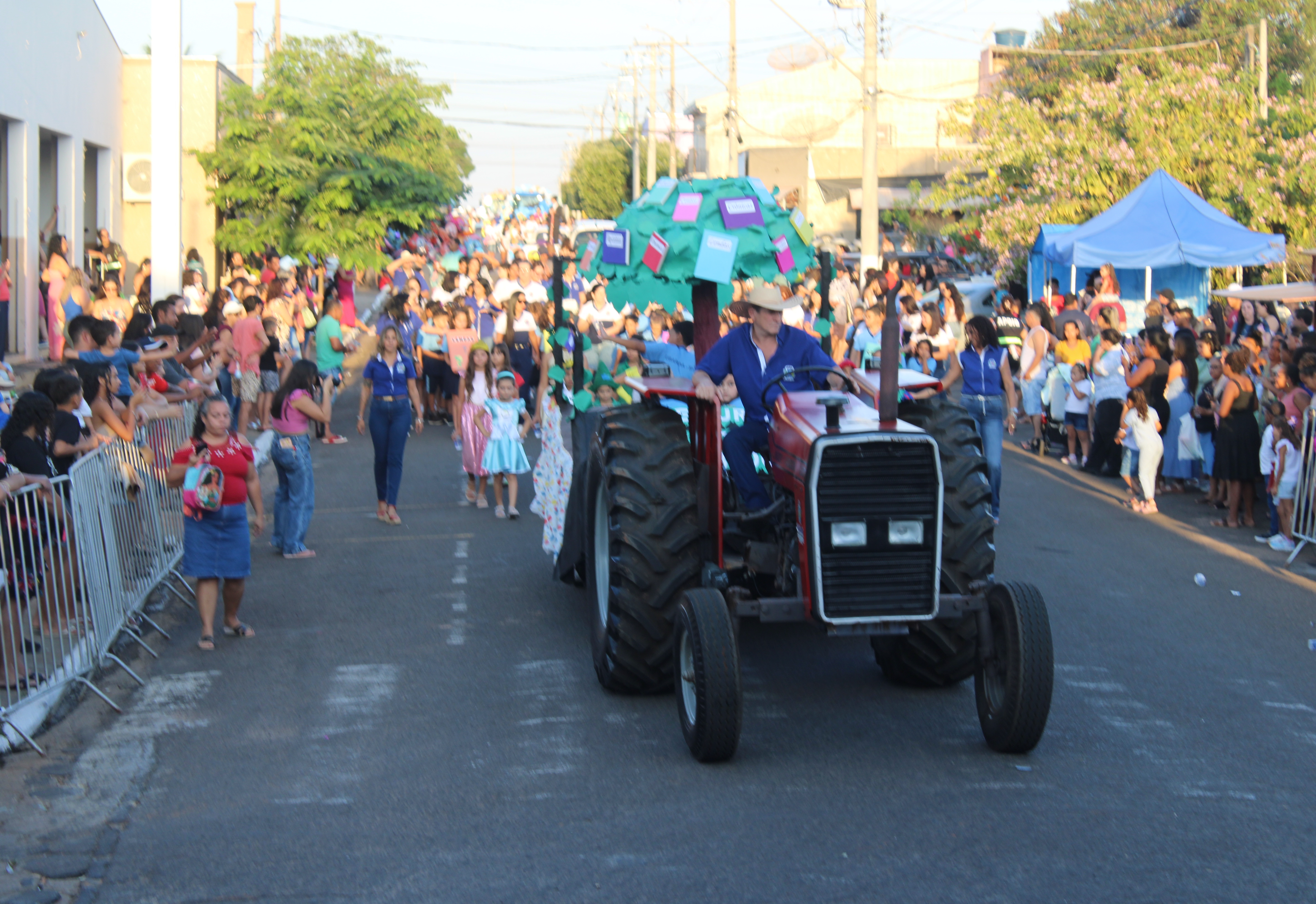 Desfile Cívico celebra a Emancipação de Ubarana com emoção e orgulho.