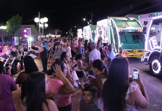 Magia do Natal encanta Ubarana com desfile, parada de ntala e diversão para as crianças.