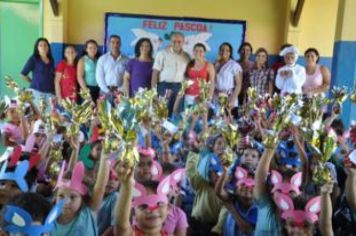 Crianças da creche e escolas recebem ovos de páscoa.